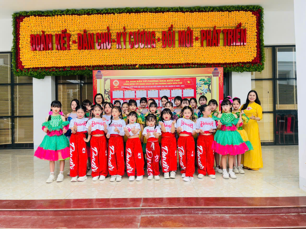 THAM GIA BIỂU DIỄN VĂN NGHỆ CHÀO MỪNG HỘI THI GIÁO VIÊN DẠY GIỎI CẤP PHƯỜNG NĂM HỌC 2025 – 2026