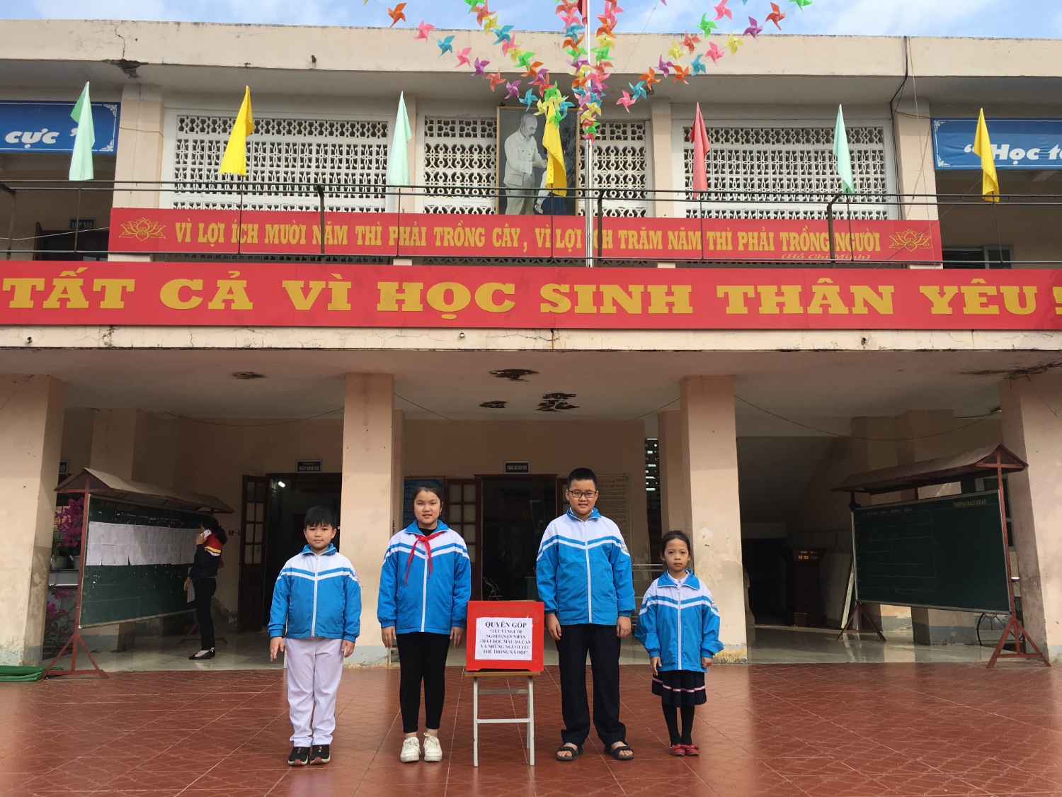 4 hs tuyen duong ung ho IMG 6993