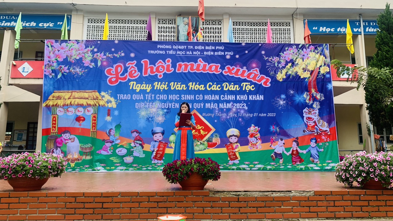  Cô Lê Thị Nga Bí thư Chi bộ Hiệu trưởng nhà trường phát biểu khai mạc